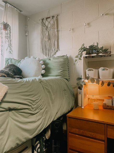 Earthy Green Dorm Room, Pastel Green Dorm Room, Earth Tone Dorm Room Ideas, Green Boho Dorm Room, Safe Green Dorm Room, Dorm Ideas Green, Green And Grey Dorm Room, Green And Beige Dorm Room, Earthy Dorm Room Ideas Bohemian