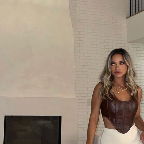 Carolyn Moore on Instagram: "Another LA night 🌚🥂✨" Outfit For Blonde Hair, Carolyn Moore Hair, Nfl Wags, La Night, Tan Skin Blonde Hair, Hair Styels, Hair Streaks, Brown Hair Balayage, Beautiful Hairstyles