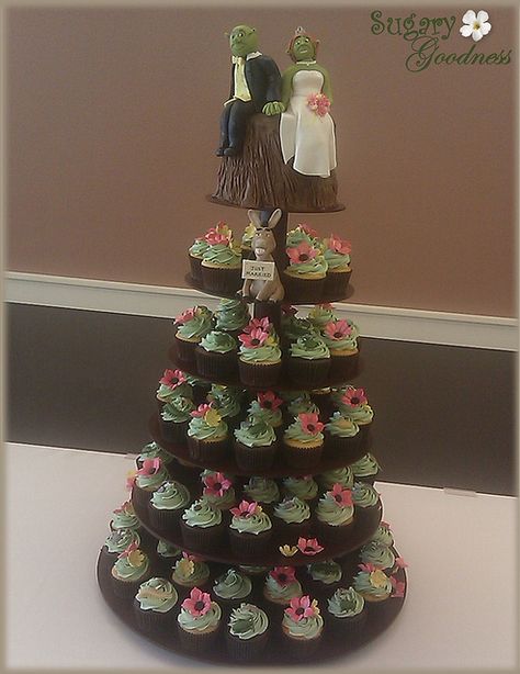 Shrek Cupcakes | Shrek Wedding Cupcake Tower Shrek Themed Wedding Dress, Shrek Wedding Cake, Shrek Wedding Theme, Shrek Themed Wedding, Shrek Cupcakes, Cupcakes With Flowers, Shrek Wedding, Shrek Fiona, Wedding Cupcake Tower