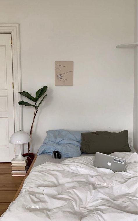 Work In Bed Aesthetic, Copenhagen Bedroom Aesthetic, Bed Without Frame On Floor, Ikea Room Inspiration, Small Minimalist Bedroom, Scandinavian Bedroom Nordic, Minimal Room Decor, Minimalistic Room, Desert Backdrop