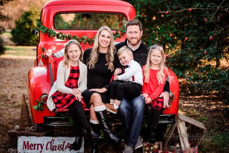 Kaitlyn Silvestri Ellis Photography Christmas Red Truck Photoshoot, Red Truck Photoshoot, Truck Christmas Pictures, Red Truck Christmas Pictures, Christmas Pic, Truck Photo, Holiday Mini Session, Red Truck Christmas, Christmas Red Truck