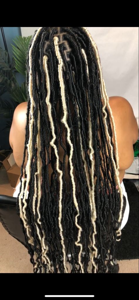 Faux Locs Styles Blonde And Black, Black And Blonde Distressed Locs, Black Faux Locs With Blonde Highlights, Faux Locs Styles Blonde, White And Black Locs, Faux Locs With Blonde Highlights, Black And Blonde Butterfly Locs Long, Black And White Faux Locs, Soft Locs With Blonde