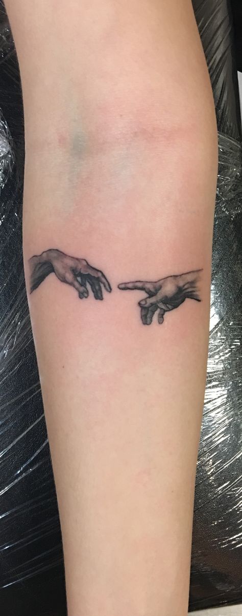 God and Adam's hands from the Sistine chapel. Tattoo done by Curtis Duke Fine Art. Sistine Chapel Hands, Sistine Chapel Tattoo, Angel Hand Tattoo, Chapel Tattoo, Wildflowers Tattoo, Font Tato, Hands Tattoo, The Sistine Chapel, Female Tattoos