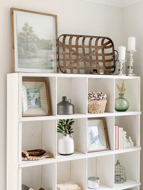 Cube Shelves Decor, Cubby Decorating Ideas, Cube Shelf Decor, Cube Storage Decor, Cubby Ideas, Shelf Decor Bedroom, Cubby Shelf, Square Shelf, Ikea Shelves