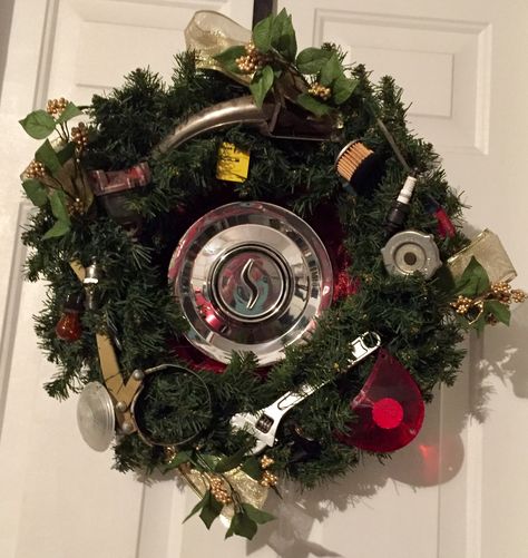 Garage wreath made with spare auto parts and Studebaker hubcap Mechanic Christmas Wreath, Mechanic Shop Christmas Decor, Mechanic Christmas Decorations, Wreath Competition, Christmas Trunk Or Treat Ideas, Trunk And Treat, Christmas Trunk Or Treat, Christmas Decir, Mechanic Decorations