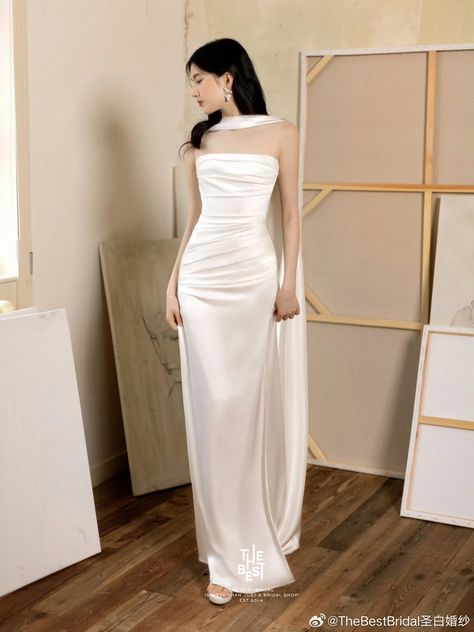 White Dinner Outfit Classy, Square Neckline Formal Dress, Prom Dresses Elegant Classy, Dress For Graduation High School, Long White Dress Aesthetic, Crazy Rich Asians Dress, Duchess Material Gown Styles, Korean Ball Gown, Vintage Dresses Aesthetic