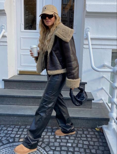 Fall Outfits 223, Munich Style Outfit, Chunky Sneakers Outfit Fall, Outfit Con Montone, Chunky Uggs Outfit, Zara Fall 2023, Fall Outfits California, Montone Zara, Winter Market Outfit