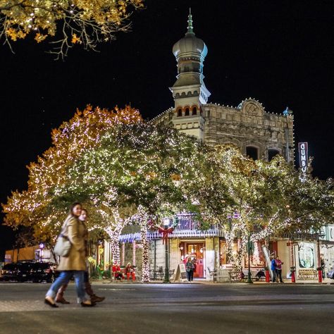 Visiting Central Texas for the holidays? Don't miss these three fantastic Christmas towns full of festive cheer, gorgeous decor, and more. Christmas Towns To Visit, Christmas Towns, Georgetown Texas, 19th Century England, Texas Christmas, Christmas Experiences, Texas Towns, Georgetown Tx, Hallmark Movie