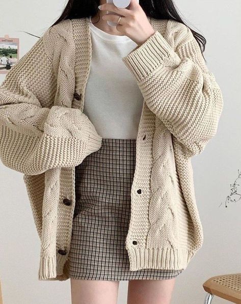 12 Suéteres de punto para que no dejes de estar a la moda Causal Soft Outfits, Outfit Ideas With Dresses Casual, Korean Minimalist Outfit Aesthetic, Aesthetic Dresses Casual Korean, Cute Tan Outfits, Cardigan And Skirt Outfit Korean, How To Style A Beige Cardigan, Korean Beige Outfits, Minimalistic Korean Fashion