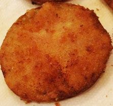 Fried slice draining on paper towel. How To Freeze Green Tomatoes For Frying, Freezing Green Tomatoes For Frying, Freezing Fried Green Tomatoes, Freezing Green Tomatoes, Freeze Green Tomatoes, Freezing Veggies, Homemade Tomato Paste, Fried Green Tomatoes Recipe, Homemade Preserves