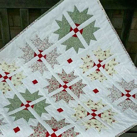 Crown Quilt Pattern, Cross Quilts, Turkey Tracks, Free Quilting Patterns, Quilt Display, Cross Quilt, White Quilts, Red And White Quilts, Quilt Retreat