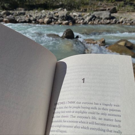 reading a book outside near a river Zion Core, Kaylee Core Aesthetic, Katelyn Core, Kaylee Core, Granola Core, Station Aesthetic, Reading Outside, Outside Nature, Nature River