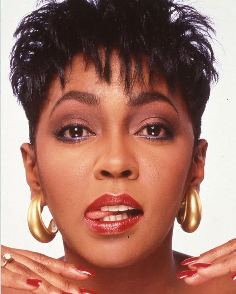 Anita Baker Haircut Styles, Black Women Short Natural Hair, Black Hollywood Glamour, Typography Sketch, Anita Baker, Parliament Funkadelic, Proverbs 20, The Rapture, Soul Singers