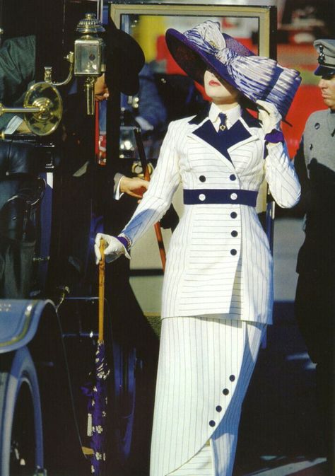 Roses's black and white striped boarding dress with the enormous purple hat with bow in Titanic. Titanic Costume, Titanic Dress, Hollywood Costume, Titanic Movie, White Suit, Period Outfit, Costume Drama, Movie Fashion, Movie Costumes