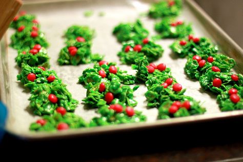 Mistletoe Cookies Green Cookies, Christmas Trays, Cooking Decor, Christmas Cookbook, Wreath Cookies, Decorated Cookies Tutorial, Red Hots, Christmas Goodies, Cookies Recipes Christmas