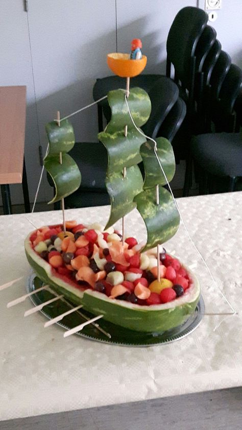 Fruit Platter Designs, Decorações Com Comidas, Amazing Food Decoration, Fruit Display, Amazing Food Art, Vegetable Carving, Party Food Platters, Food Carving, Kids Party Food