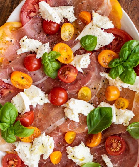 Caprese Salad with Prosciutto | Carolyn's Cooking Cherry Tomato Salad, Caprese Pasta Salad, Types Of Tomatoes, Tomato Season, Buffalo Mozzarella, Cherry Tomato, Sliced Tomato, Tomato Salad, Heirloom Tomatoes