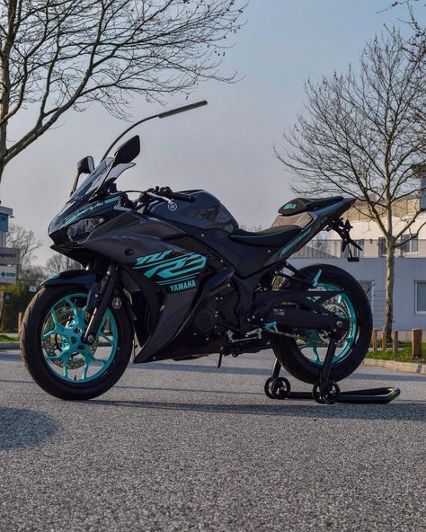 THERE SHE IS! 💙 | Werbung ————————————————— 📷 @parlowfilms 🏍 Yamaha YZF R3 (2018) ————————————————— 🛠 | @dumkeluett ⏳ |… Black And Teal Motorcycle, Motorcycle 125 Cc, Yzf R3 Yamaha, Yamaha R3 Wallpaper, R3 Yamaha, Yamaha Yzf R125, Xe Bugatti, Purple Motorcycle, Yamaha Yzf R