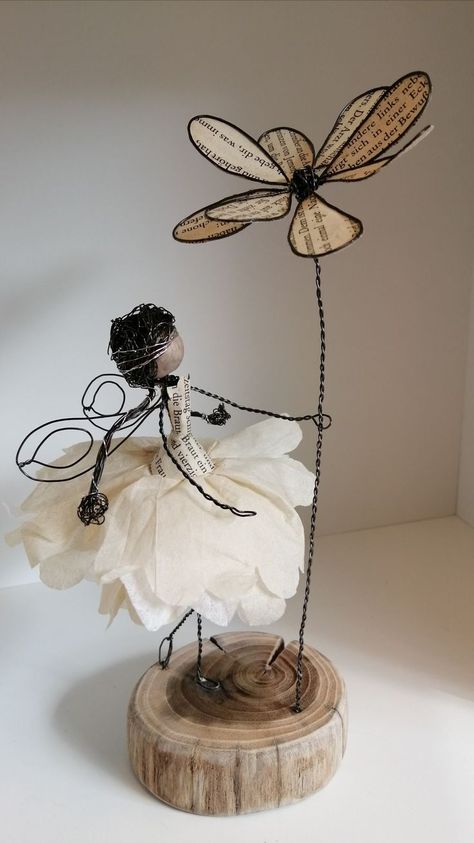 Drátěná Socha, Upcycled Books Crafts, Metal Art Jewelry, Old Book Crafts, Bookshelf Art, Wire Ornaments, Wire Art Sculpture, Paper Mache Art, Wire Flowers