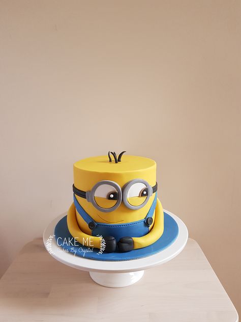 fondant minion birthday cake from Despicable Me Minons Birthday Cake, Despicable Me Birthday Cake, Minons Cake, Minions Cake Ideas, Minions Torte, Minion Cake Design, Minions Birthday Cake, Fondant Minions, Despicable Me Cake