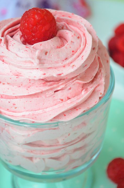 Rasberry Frosting, Custard Frosting, Raspberry Whipped Cream, Raspberry Buttercream Frosting, Whipped Buttercream, Homemade Whipped Cream Recipe, Raspberry Frosting, Raspberry Buttercream, Whipped Frosting