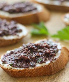 Crostini With Whipped Cream Cheese And Kalamata Olive Tapenade. Russian Meals, Decadent Recipes, Vegetables Dishes, Lavender Macarons, Crostini Appetizers, Starter Recipes, Crostini Recipes, Olive Tapenade, Quick Appetizers