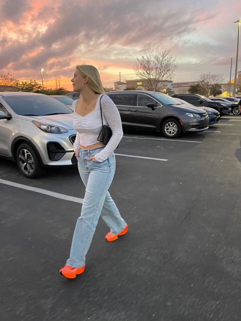 #fashion #orange #abercrombie90sbaggyjean #croptop #nikeairzoom Nike Air Zoom Alphafly, Outfits 2023, Air Zoom, Nike Air Zoom, Nike Air, Crop Tops, Nike, Orange