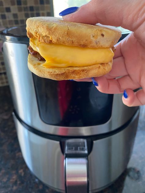 Breakfast Sandwich In Air Fryer, Sandwich In Air Fryer, Air Fryer Breakfast Sandwich, Frozen Breakfast Sandwich, Air Fryer Breakfast Sausage, Bisquick Breakfast Casserole, Bisquick Breakfast, Breakfast Sandwiches Frozen, Low Carb Yogurt