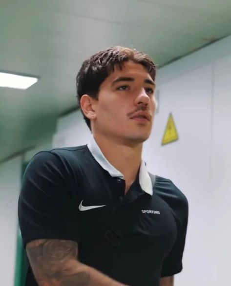 Hector Bellerin Hairstyle, Hector Bellerin, Hairstyle Short, Guys Clothing Styles, Mens Haircuts Short, Sport Style, Dream Apartment, Black Excellence, Football Soccer