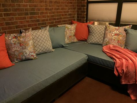 Pinterest win! Our DIY patio sectional: twin sized memory foam mattresses & euro pillows covered in outdoor fabric, and DIY twin platform bed frames. Twin Bed Sectional Diy, Twin Mattress Sectional, Diy Sectional Sofa, Tiny House Couch, Diy Patio Sectional, Daybed Sectional, Diy Sectional, Twin Bed Couch, Corner Twin Beds