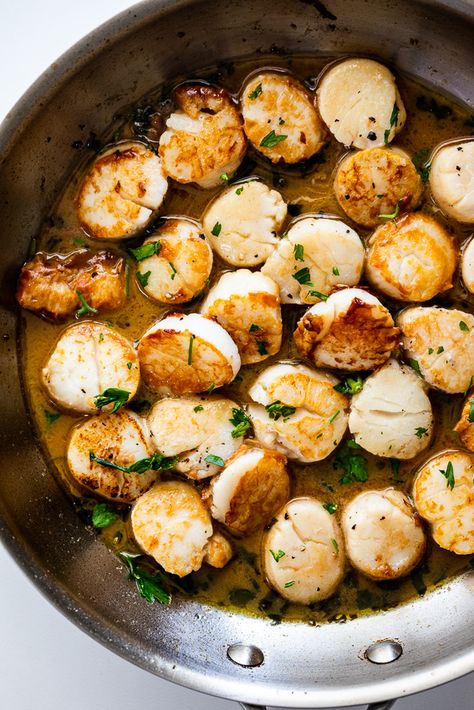 Pan fried Scallops with White Wine Garlic Sauce - Simply Delicious Pan Fried Scallops, White Wine Recipes, Scallop Pasta, Fried Scallops, Blue Jean Chef, Scallops Recipe, Lemon Caper Sauce, How To Cook Scallops, Baker By Nature