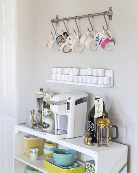 15 Ikea tricks to make your mornings easier Koffie Stations, Diy Coffee Station, Diy Coffee Bar, Budget Kitchen Remodel, Decor Ikea, Home Coffee Bar, Apartment Life, Kitchen On A Budget, Decoration Inspiration