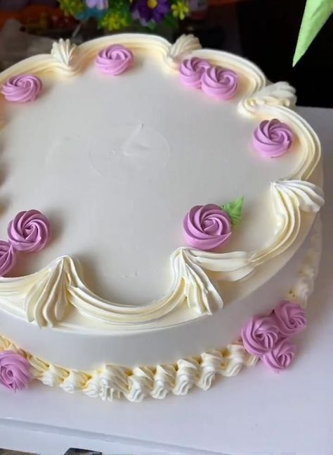 Cake Icing Ideas, Simple Cake Ideas, Buttercream Cake Designs, Cake Decorating Icing, Cake Decorating For Beginners, Buttercream Cake Decorating, Simple Cake Designs, Cake Decorating Piping, Creative Cake Decorating