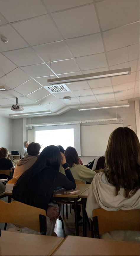 School Chaos Aesthetic, Fake Classroom Snaps, Classroom Pictures Of Students, Classmates Pictures Friends, School Fake Story, Classe College, Fake School Snaps, School Class Aesthetic, School Asthetics Photos