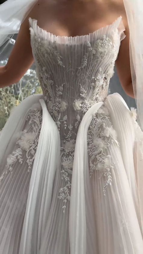 Unique Couture Wedding Dresses, Wedding Dresses That Look Like Art, Trend Bride Dress 2024, Self Made Wedding Dress, 2024 Bride Trends, Wedings Drees 2024, Bridal Trends 2024, Bride Dress 2024, Wedding Dresses 2024 Trend