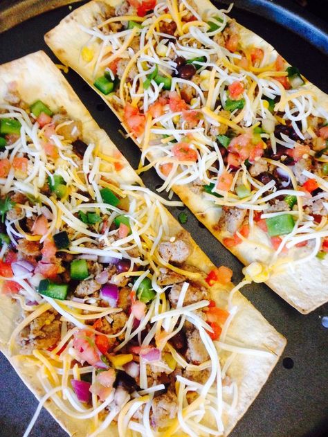 Taco pizza may sound unhealthy, but this 21 Day Fix version is anything but! For your next pizza night, try this easy, delicious healthy comfort food. recipe from ConfessionsOfAFitFoodie.com Confessions Of A Fit Foodie, Pizza Taco, 21 Day Fix Diet, 21 Day Fix Meal Plan, Beachbody Recipes, Taco Pizza, Recipes Beef, Fit Foodie, 21 Day Fix Meals