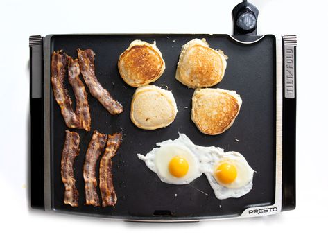 Griddle Breakfast Ideas, Griddle Breakfast, Best Griddle, Pancake Griddle, Pancakes And Bacon, How To Cook Burgers, Electric Griddle, Cooking Bacon, Grill Plate