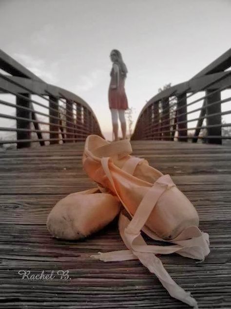 Ballet Dancer Photoshoot, Ballerina Senior Pictures, Senior Pictures For Dancers, Dancer Senior Photos, Ballet Senior Picture Ideas, Dancer Graduation Pictures, Ballerina Photoshoot Ideas, Senior Dance Picture Ideas, Dance Senior Picture Ideas