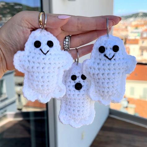 Get ready to add a touch of spookiness to your keychain collection with this adorable free crochet ghost keychain pattern. Whether you're a seasoned crocheter or just starting out, this pattern is easy to follow and will surely bring a smile to your face! Grab your yarn and 4mm hook, and let’s create some crafty magic Crochet Football Pattern, Ghost Keychain, Crochet Football, Crochet Ghost, Keychain Collection, Keychain Pattern, Crochet Bottoms, Free Crochet Bag, 4mm Crochet Hook