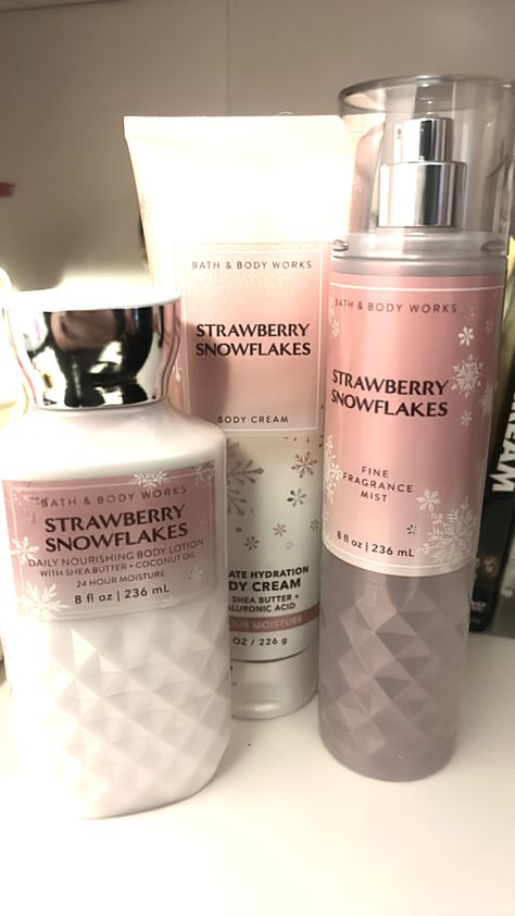 Christmas perfumes Strawberry Snowflakes, Coquette Winter, Pink Wonderland, Bath N Body Works, Winter Princess, Perfume Body Spray, Bath And Body Work, Pink Winter, Bath And Body Works Perfume