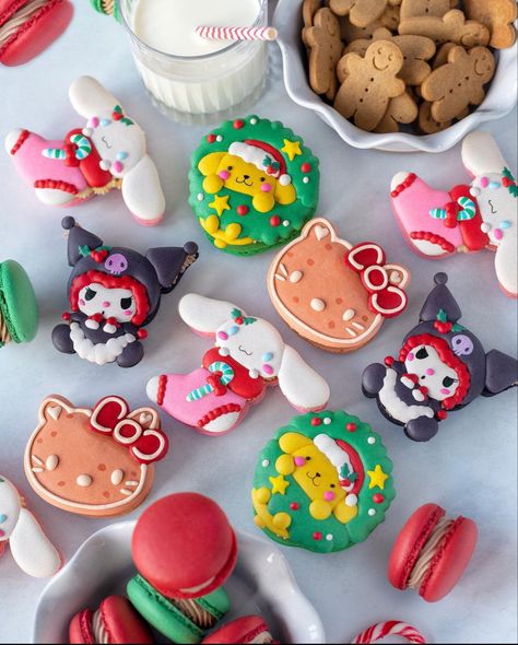 Character Macarons, Sanrio Holiday, Sanrio Christmas, Christmas Macarons, French Dessert Recipes, Christmas Pastries, Xmas Desserts, Christmas Donuts, My Melody Cinnamoroll