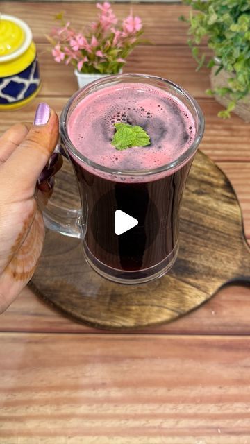 Beetroot Juice For Glowing Skin, Skin Juice Recipe, Glowing Skin Juice, Beetroot Juice Recipe, Skin Juice, Mint Juice, Beetroot Juice, Celebrity Recipes, Healthy Juice Recipes