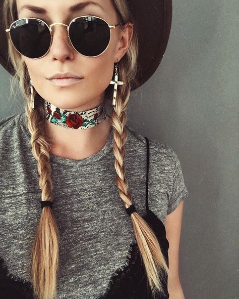 Boho style // edgy black look // choker bohemian style // tee + cami dress Look Hippie Chic, Style Hippie Chic, Bohemian Jewels, Festival Mode, Boho Mode, Look Festival, Estilo Hippie, Looks Street Style, Cat Eyes