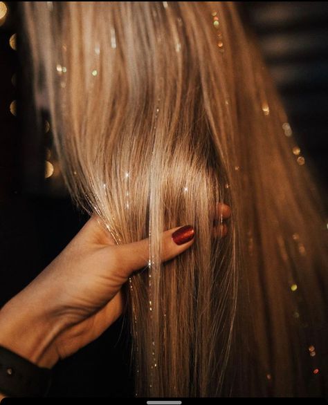 Make the Perfect Party Statement with Tinsel Hair - Lengthy Hair® Hair Tinsel, Fairy Hair, Festival Hair, Glitter Hair, Hair Strand, Gold Hair, Hair Envy, Hair Dos, Hair Day