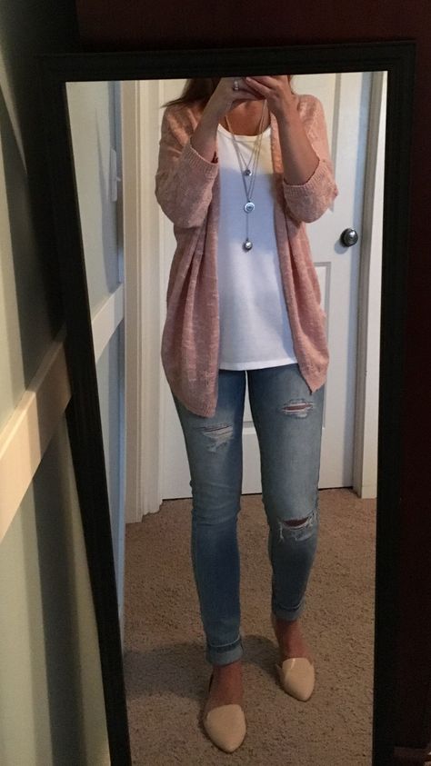 Pink Cardigan Outfit Fall, Light Pink Cardigan Outfit, Light Denim Jeans Outfit, Cardigan Outfit Fall, Denim Top Outfit, Pink Cardigan Outfit, Cardigan Fall Outfit, Light Pink Cardigan, Nude Flats