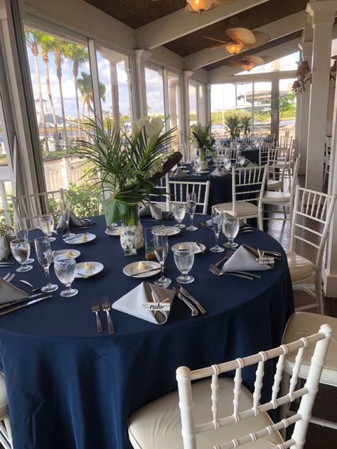 Navy Tablecloth Wedding Round Tables, Dark Blue Decorations Party, Dark Blue Wedding Theme, Dark Blue Table, Senior Brunch, Quince Blue, Blue Table Decorations, Navy Tablecloth, Uc Merced