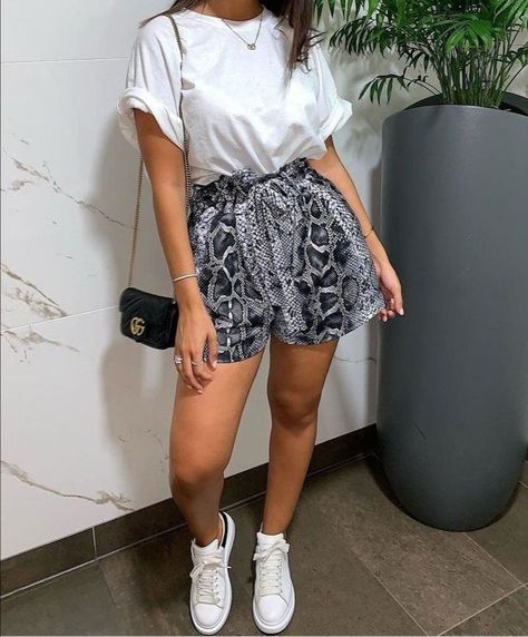 Holiday Outfits Christmas Casual, Snake Print Outfit, High Waisted Shorts Outfit, Holiday Outfits Summer, Outfit Holiday, Holiday Outfits Women, Shorts Outfits Women, Shorts Outfit, Casual Summer Outfit