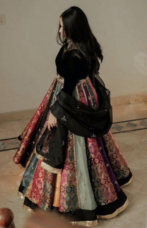 Shadi Dresses, Lehenga Designs Simple, Stylish Short Dresses, Pakistani Fancy Dresses, Beautiful Pakistani Dresses, Salwar Kamiz, Fancy Dresses Long, Simple Pakistani Dresses, Designer Dresses Casual