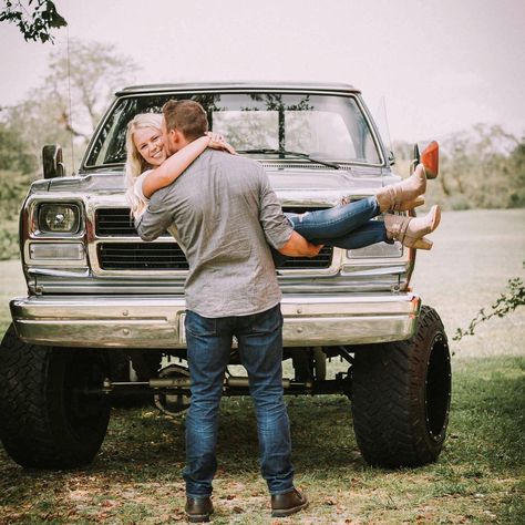 Fall Couple Pictures With Truck, Couple And Truck Photography, Pickup Truck Couple Pictures, Truck Pictures Ideas Couples, Old Truck Couple Photoshoot, Country Couple Pictures Truck, Couples Truck Photoshoot, Truck Couple, Truck Photography