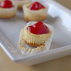 Mini Cheesecake Cookies...375 oven, vanilla wafers, 2 8-oz cr cheese, 1/2 c sugar, 2 eggs, 1 tsp vanilla...bake 15 minutes Mini Cherry Cheesecakes, Biscotti Cheesecake, Cheesecake Mini, Shugary Sweets, Sweet Foods, Nilla Wafers, Bite Size Desserts, Cherry Cheesecake, Cheesecake Cookies